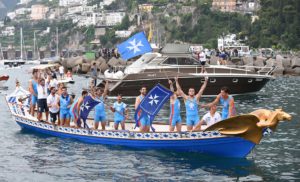 GENOVA – Per un soffio, Amalfi vince la Regata delle Repubbliche marinare: Genova seconda al photofinish