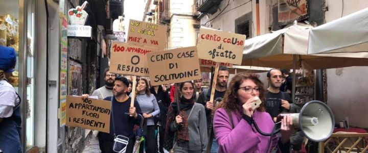 NAPOLI – PROTESTA POPOLARE PER UNO STOP AIR B&B: LE CASE SERVONO COME ABITAZIONI